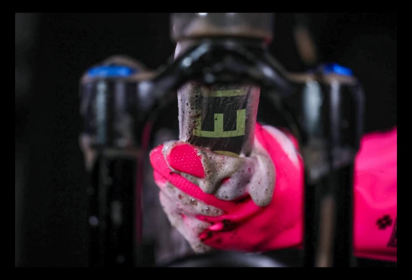 Gants De Nettoyage Muc-Off Deep Scrubber Rose 5 Gants De Nettoyage Muc-Off Deep Scrubber Rose – Image 3